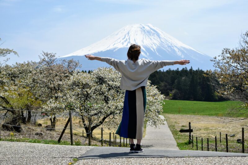 きれいな景色を見て両手を広げるように、ちょっとしたきっかけで人は幸せを手に入れることができる。