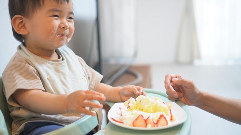 赤ちゃんがなんでも食べてる