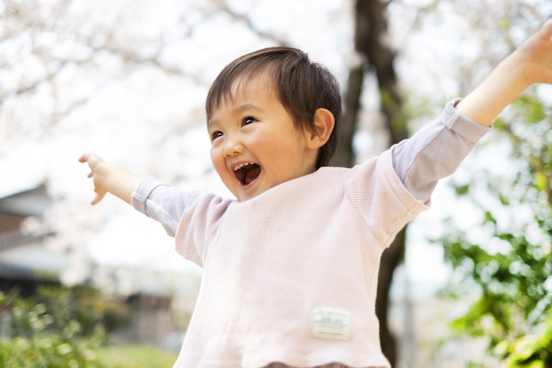 幸せを両手を広げて浸る子供